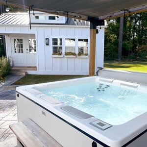 maanpäällinen kylpytynnyri ugc stil pergola